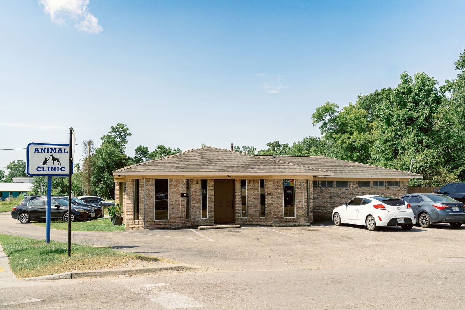 Roberts Small Animal Clinic exterior on Main Street in Moss Point, Mississippi